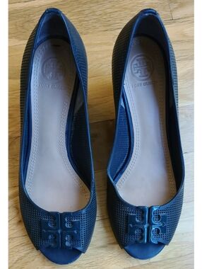 Tory Burch Lowell Peep toe Perforated Leather Wedge Shoe Navy Sz 7 Quiet Luxury